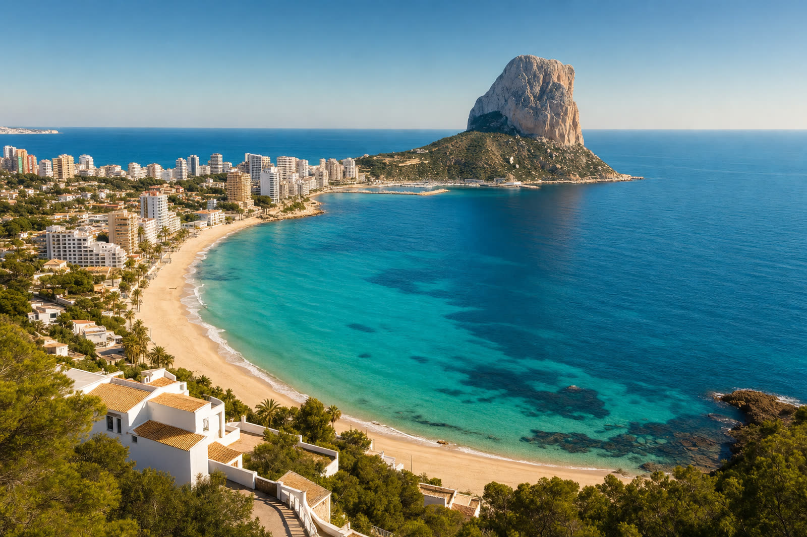 Pobřeží Costa Blanca s útesem Peñón de Ifach a tyrkysovou zátokou